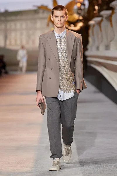 Look 16
